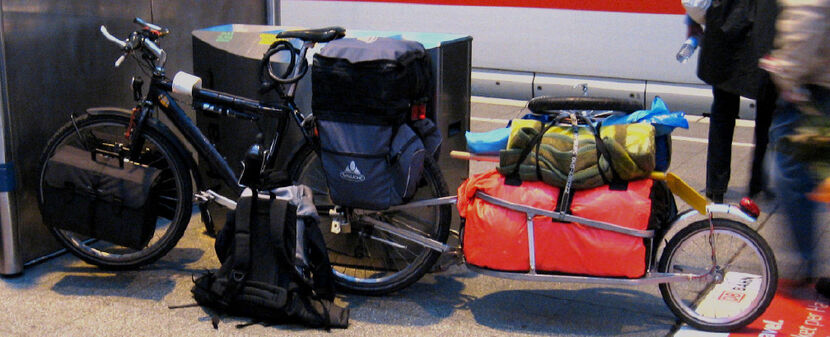 fahrrad mit anhänger in der bahn